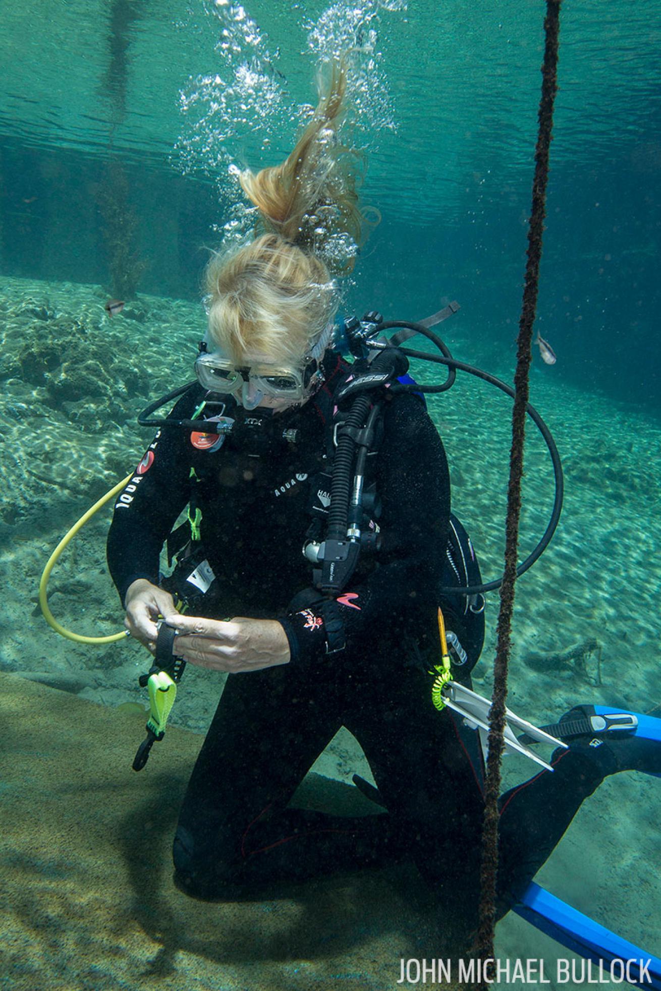 ScubaLab dive computer test diver underwater.