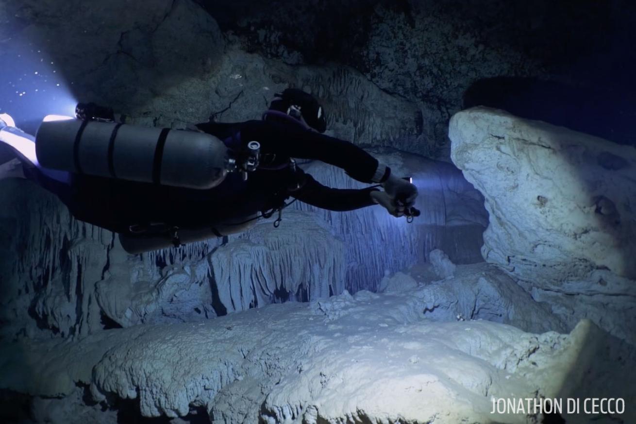 scuba diver cenote nariz mexico cave diving