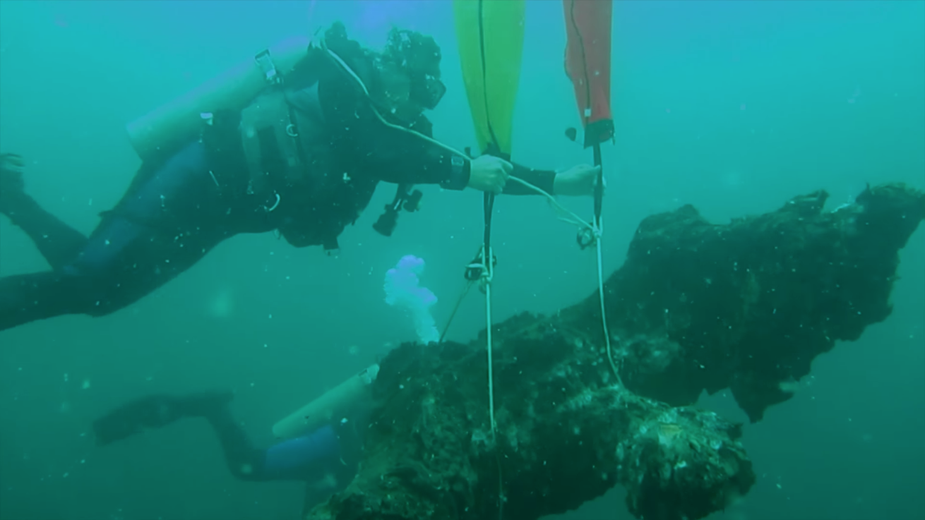scuba divers using lift bag alabama