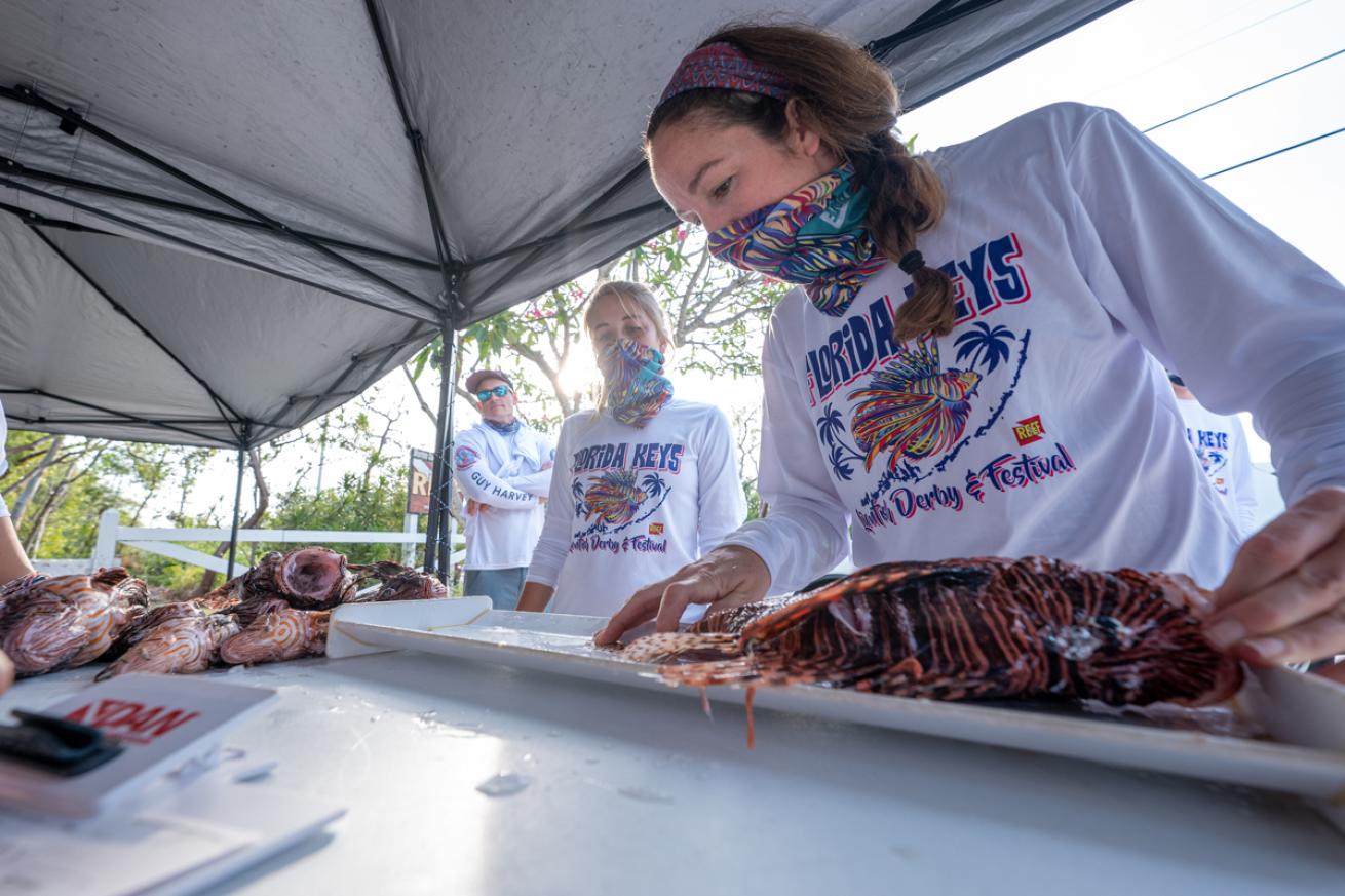 REEF Intern Measures Lionfish