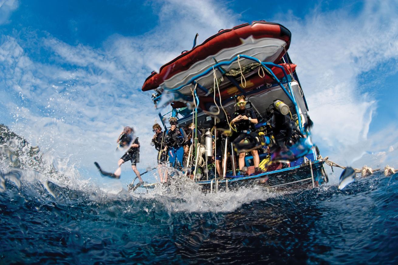 crowded scuba diving boat