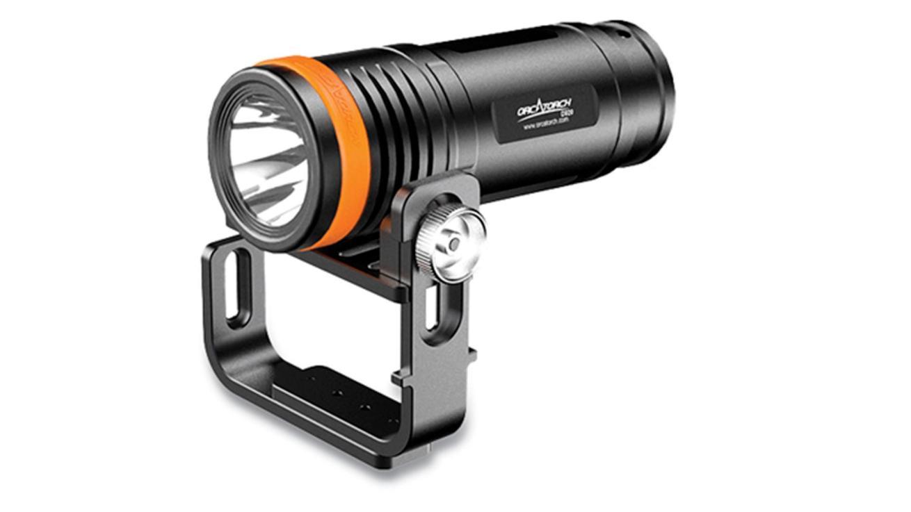 Wireless primary dive light with magnetic fast charge.