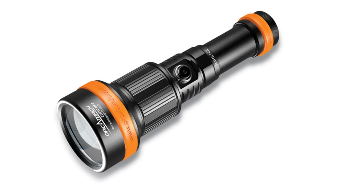 Adjustable beam angle seamlessly adapts to the dive at hand.