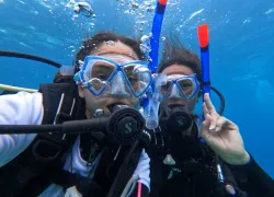 Yaira and Michelle snap an underwater selfie _YairaOrtiz.png.webp