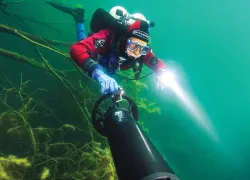 dive-hacks-scuba-diving-scooter-dpv-.jpg.webp