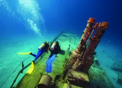 divers-over-shipwreck-padi.jpg.webp