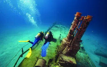 divers-over-shipwreck-padi.jpg.webp