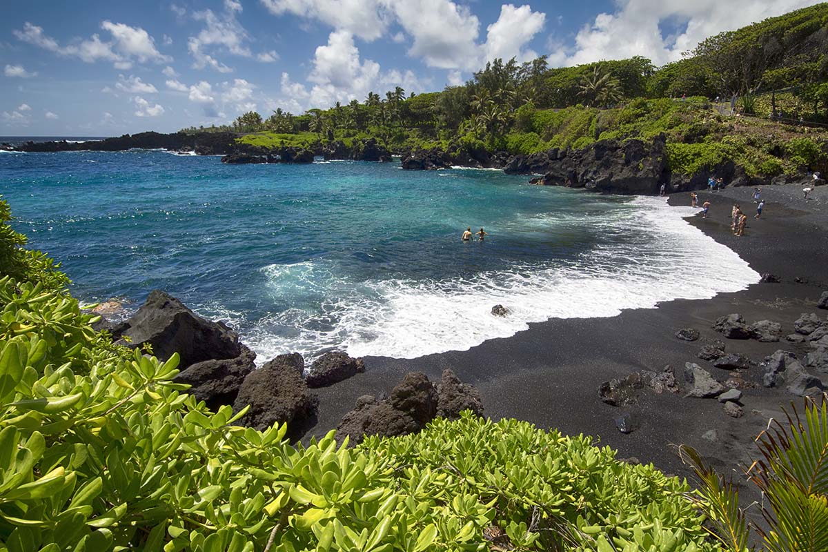 waianapanapa-state-beach-black-sand