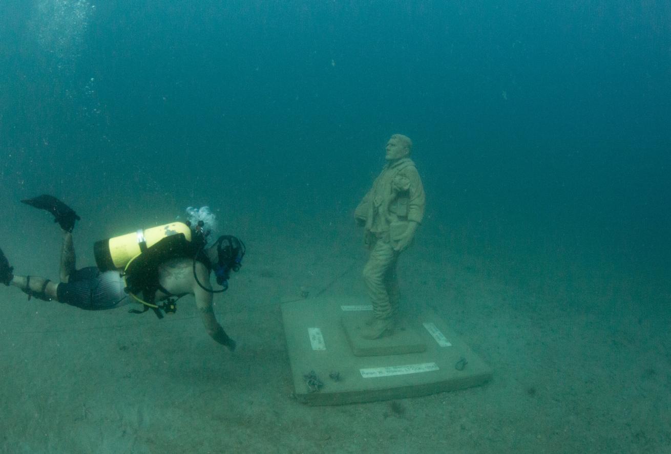 underwater veterans memorial statue