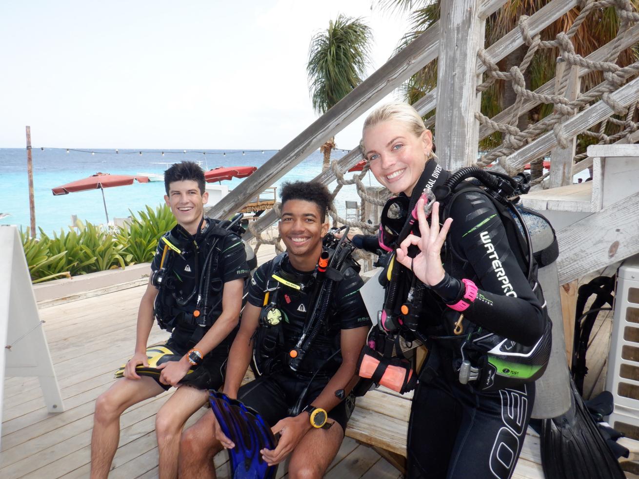 teen scuba divers with instructor