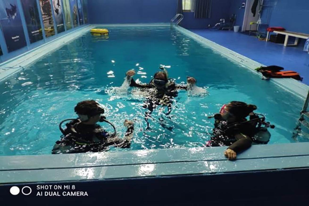 Scuba divers do confined water dives in Wuhan Diving pool