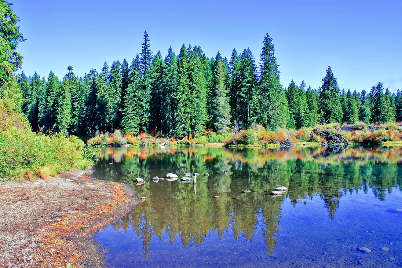 Clear Lake, Oregon in autumn