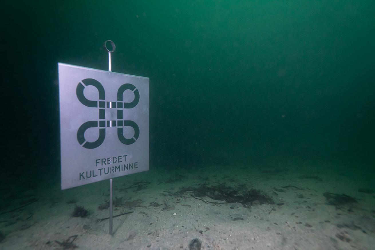 Underwater sign