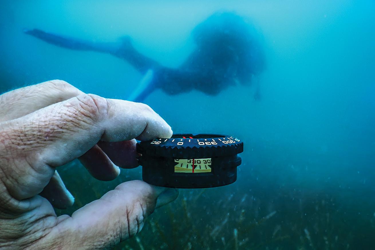 Underwater compass