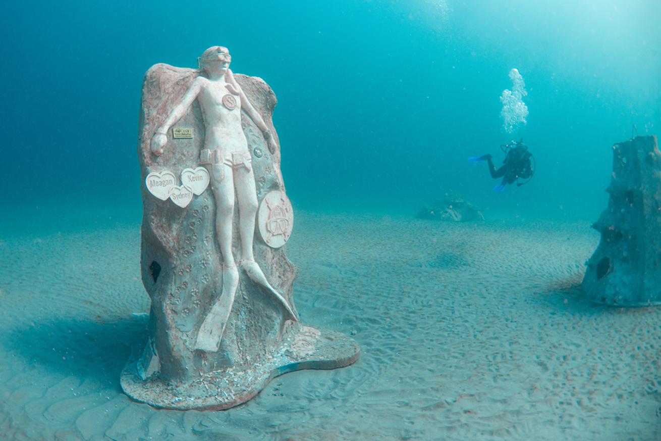 Underwater commemorative statue