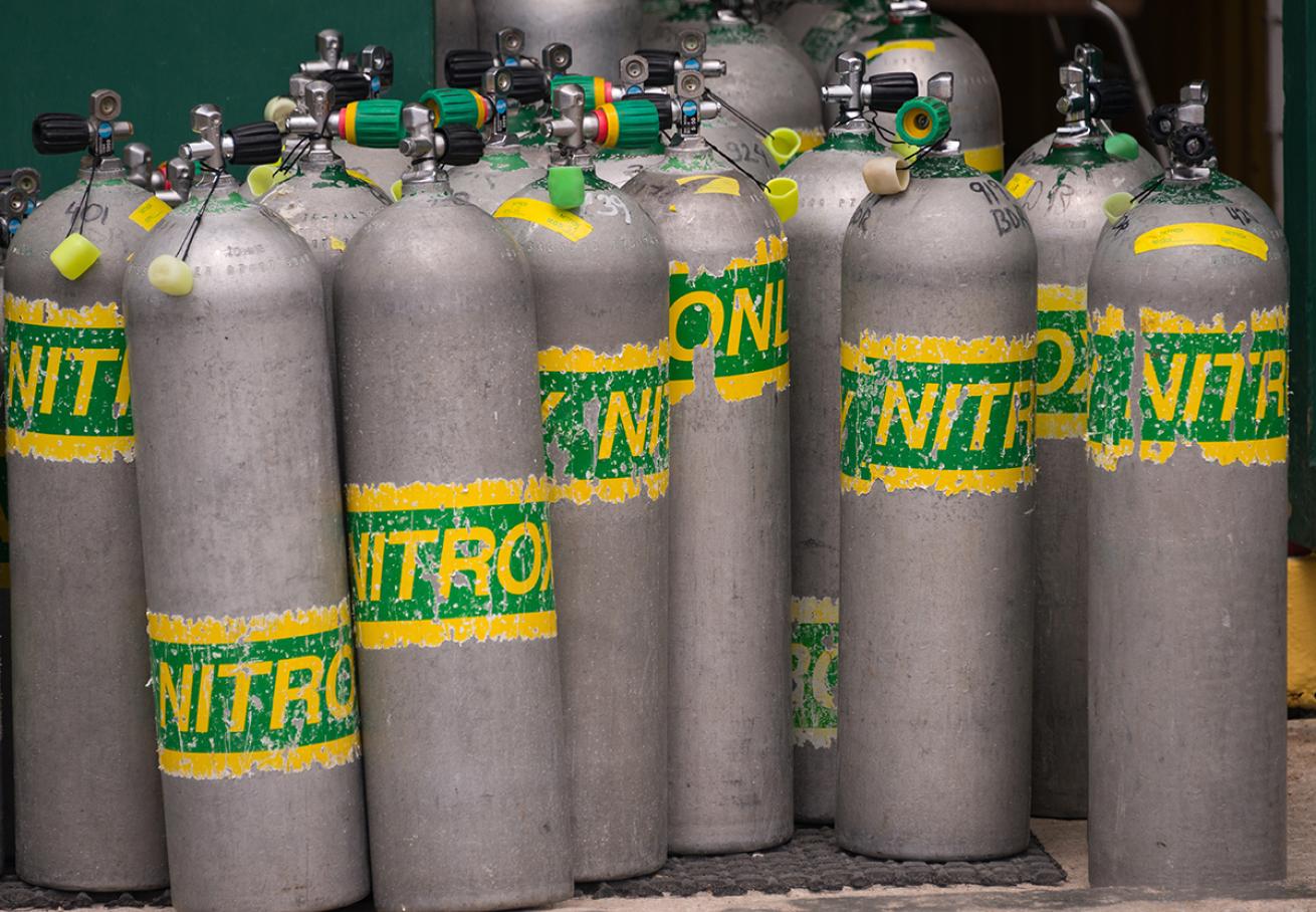 Cluster of nitrox canisters