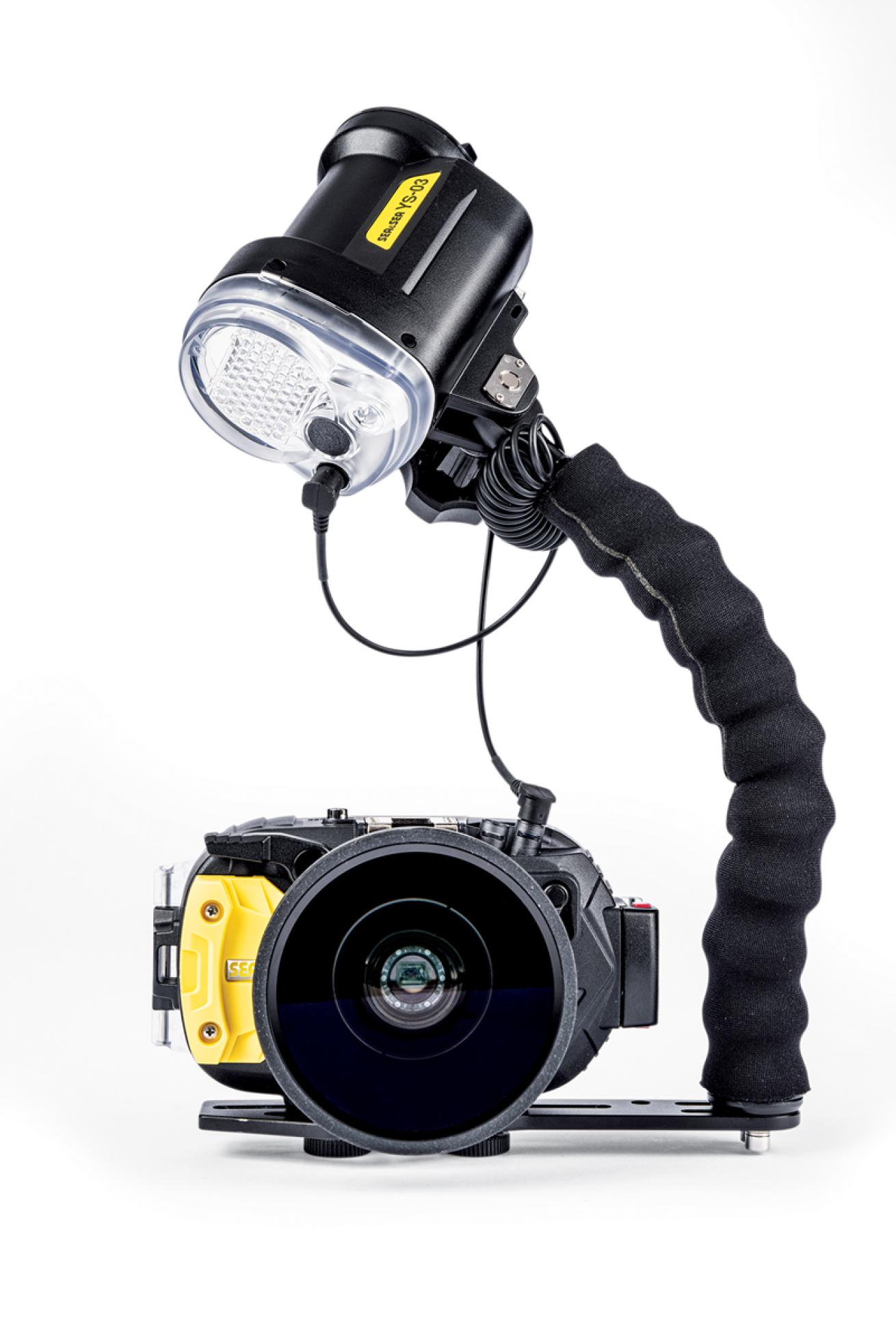 Sea & Sea DX-6G Pro Kit Wide-Angle Lens Strobe | Scuba Diving Magazine | September October 2021