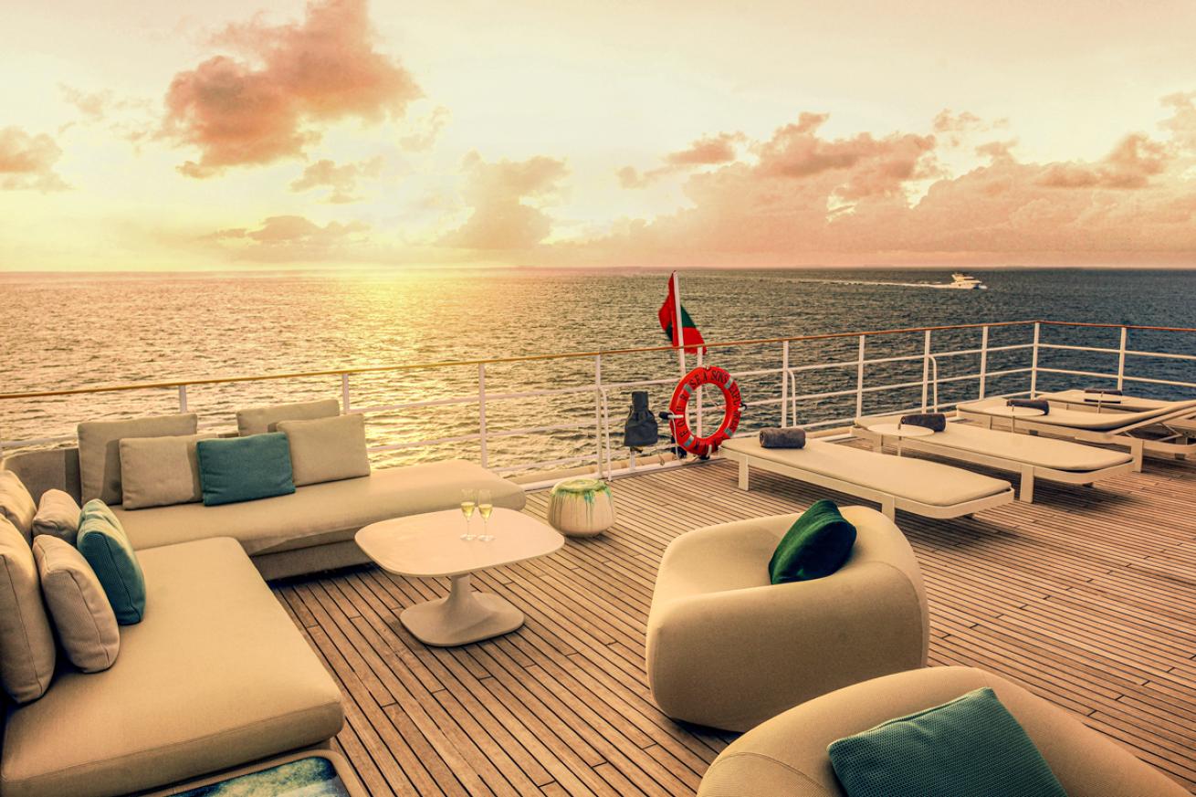 yachtdecksunset.scubadivingmagazine.may2022