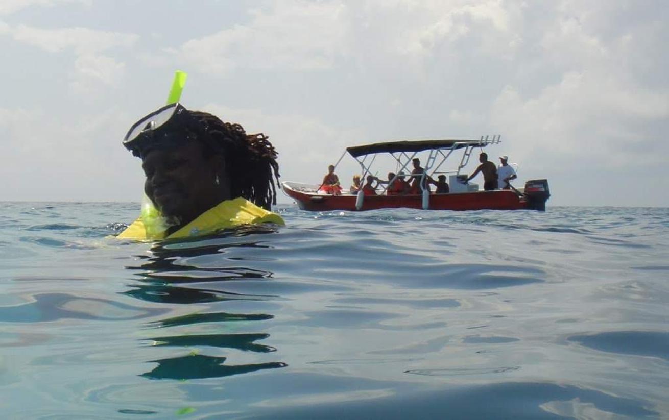 Chanize Thorpe starts snorkeling in the open water.