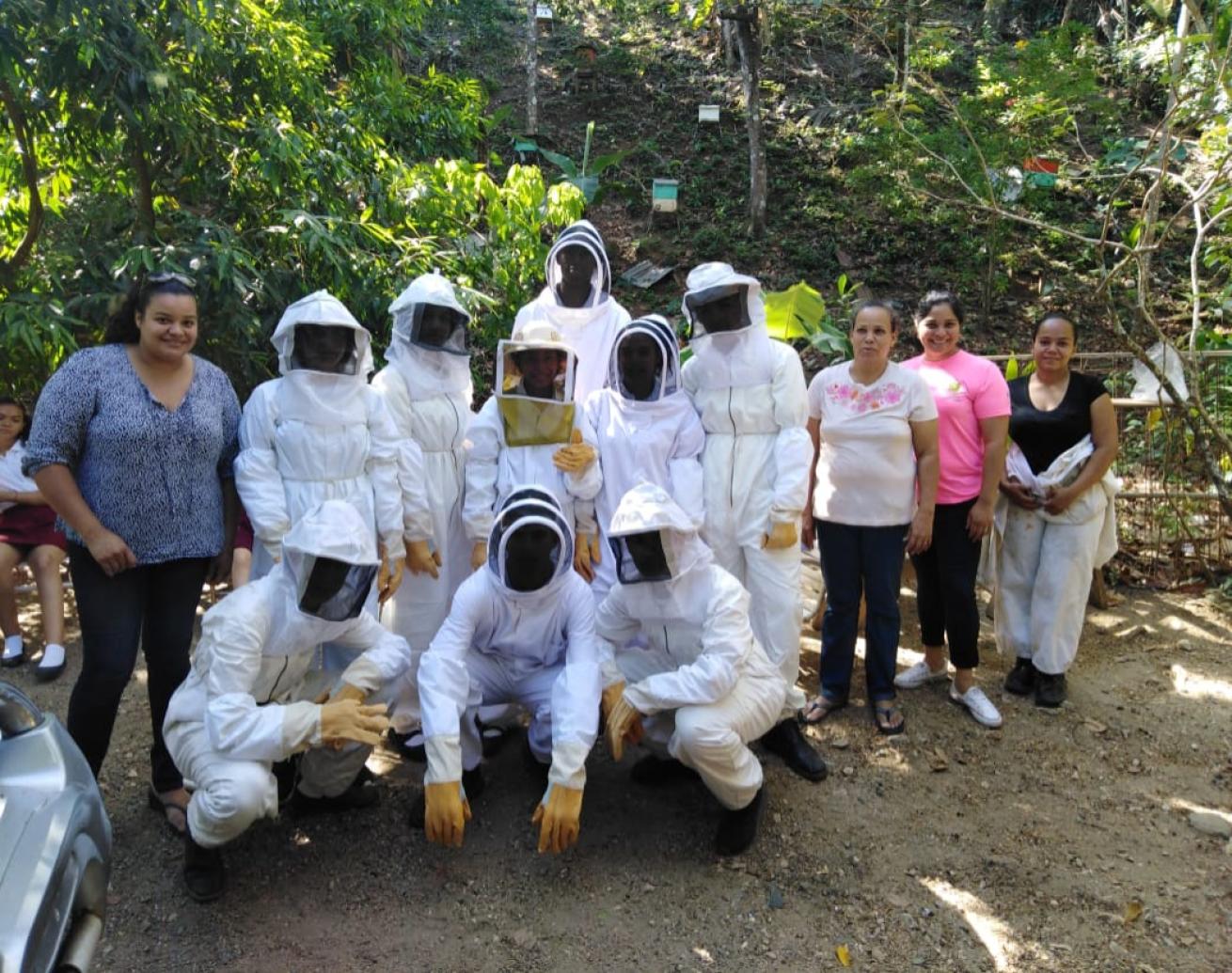 Demonstration of the honey extraction process to students from ESBIR School (Roatan Bilingual School) on March 2019