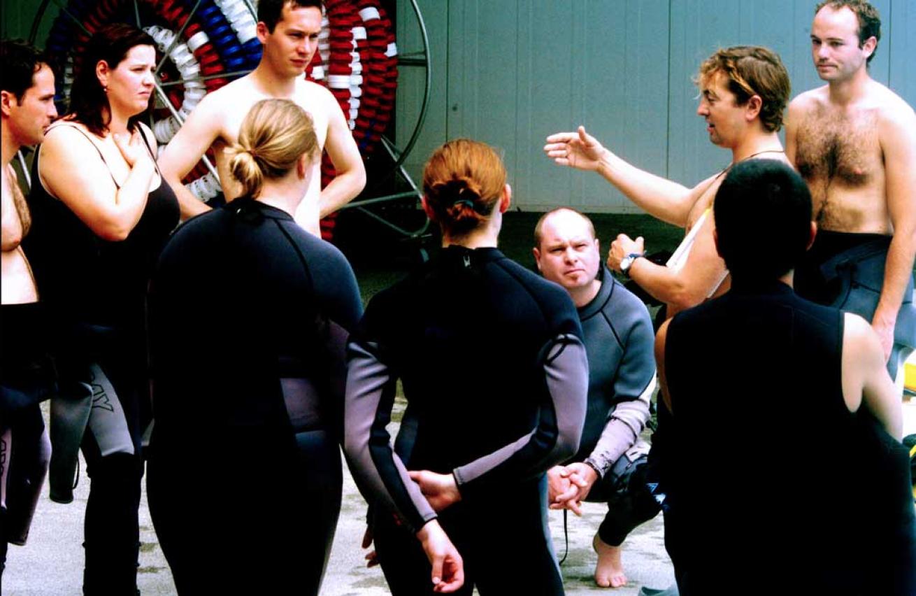 communicate with fellow scuba divers