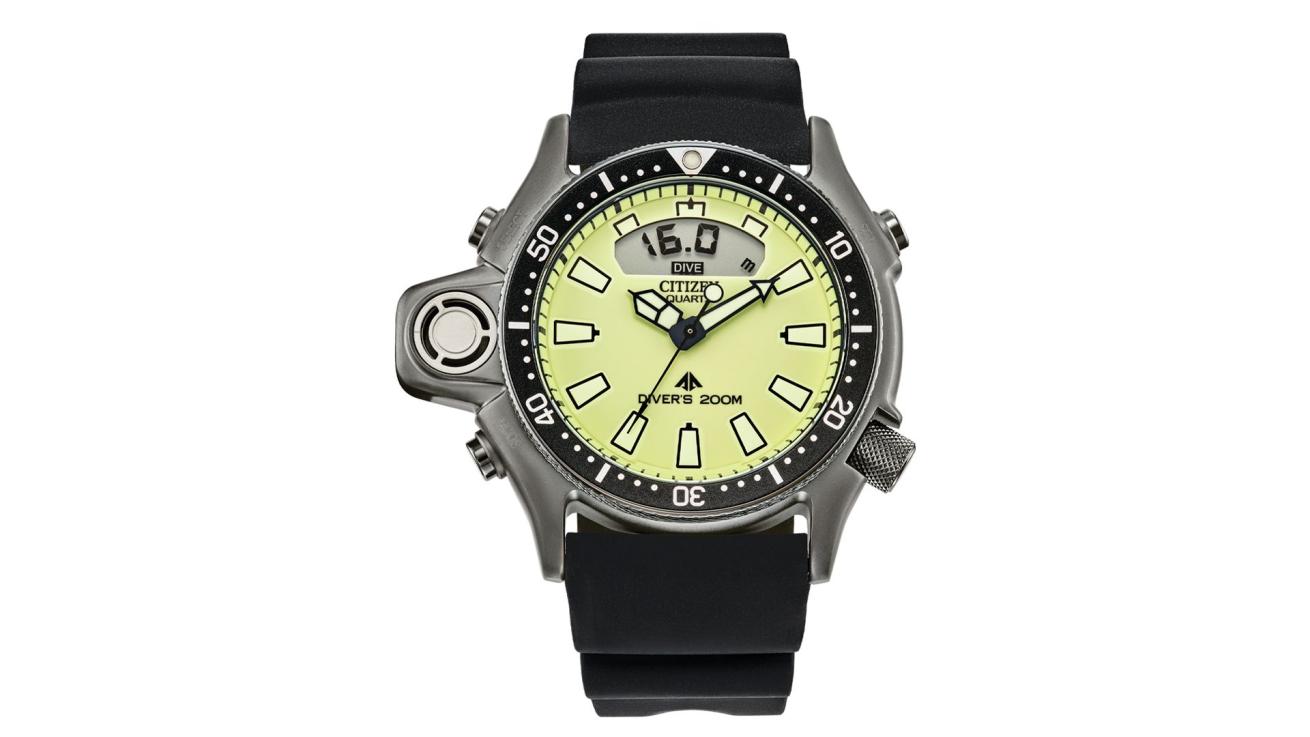 New hybrid construction with a fully lumed dial and advanced dive functions.