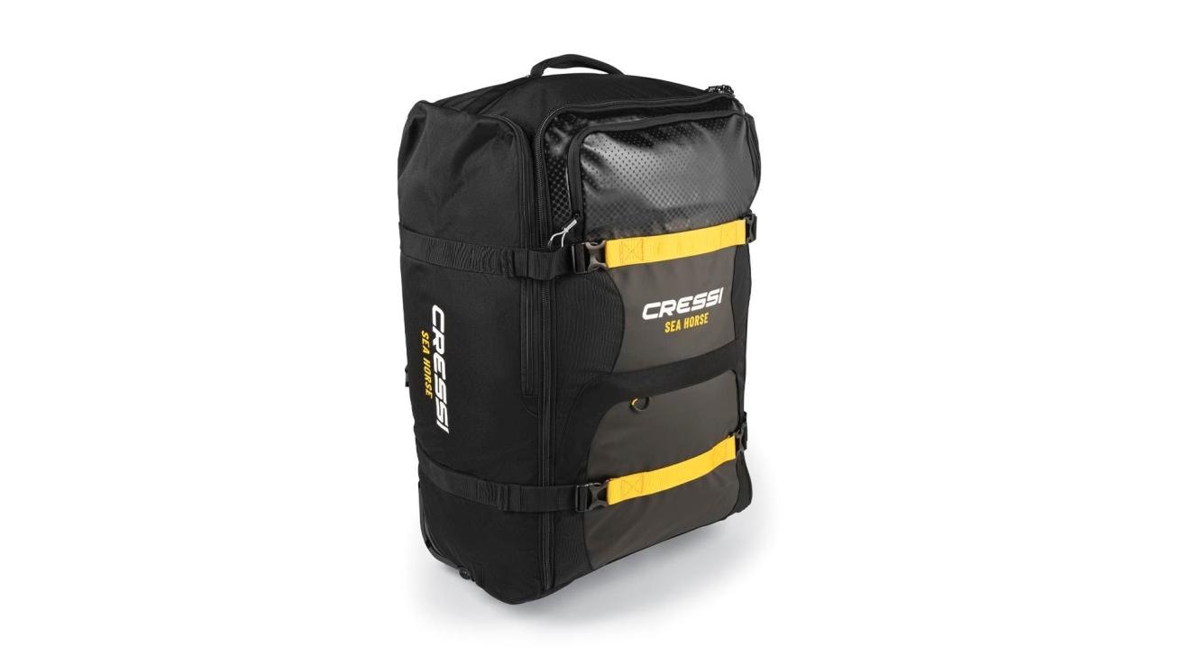 Huge 152-liter roller bag folds up compactly for transport and storage
