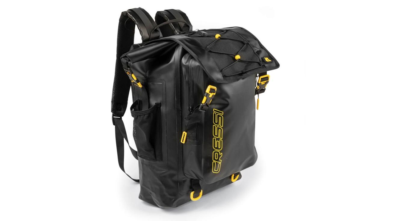 Dual compartments keep wet and dry items safely secured.