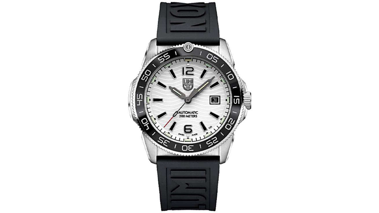 Automatic dive watch with incredible luminous technology