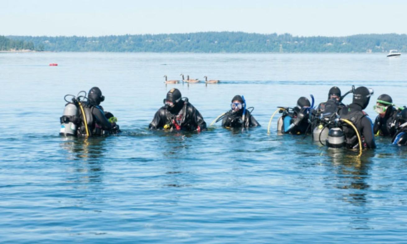 Army sergeant teaching scuba