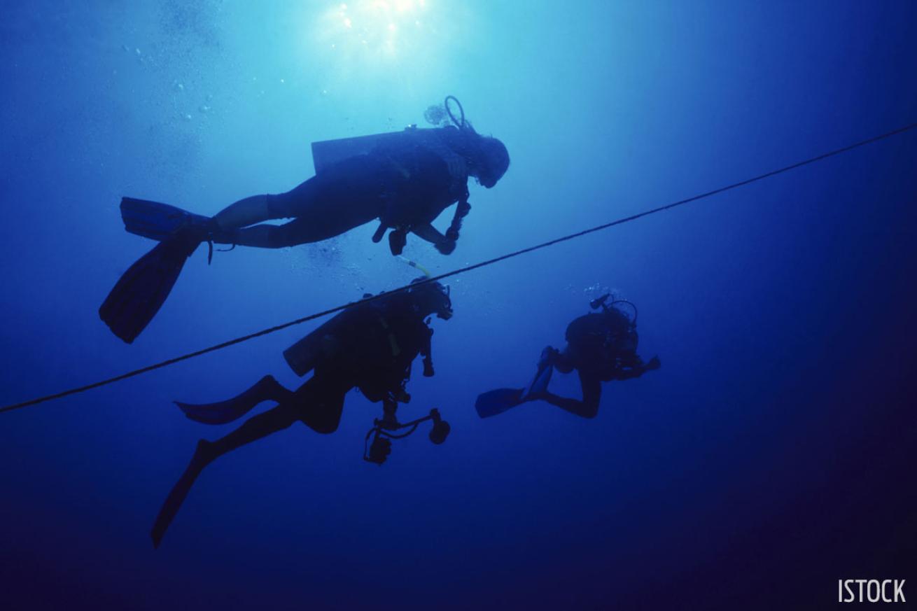Divers having trouble equalizing during a dive.