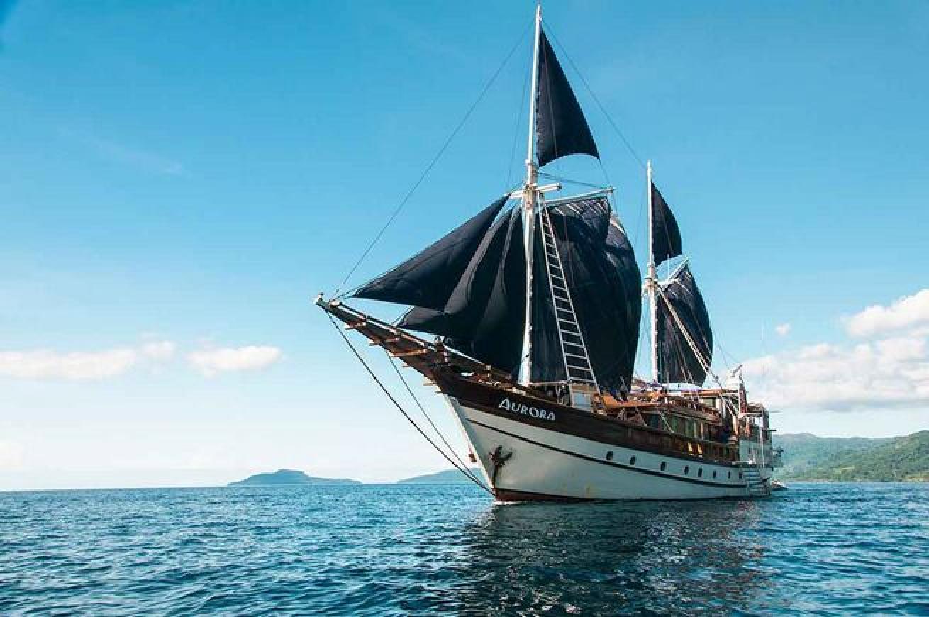 aurora indonesia liveaboard yacht