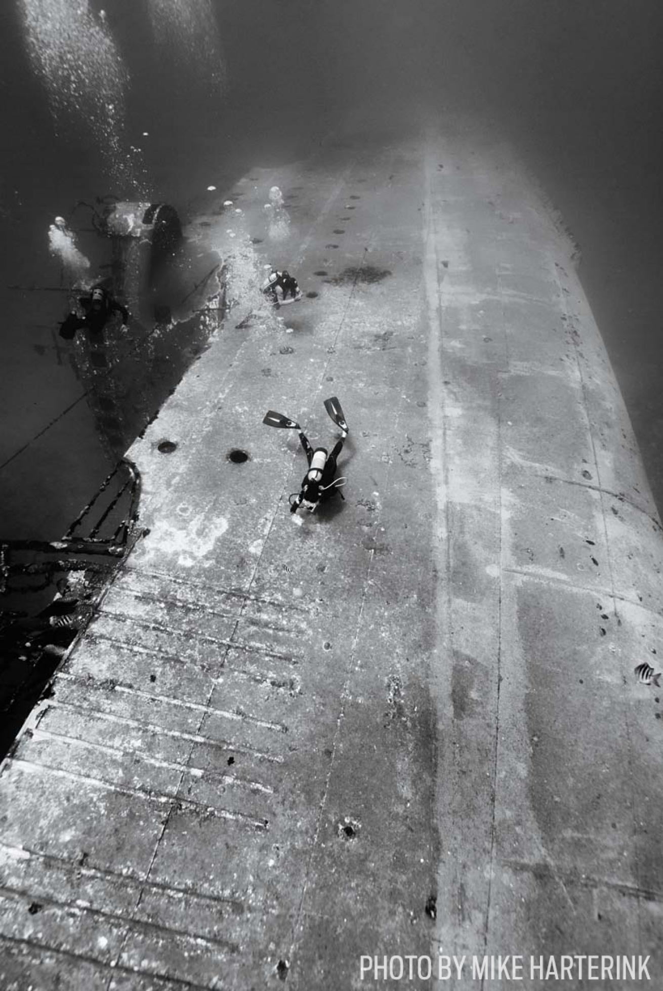 Scuba diver swims over the wreck of the Charles Brown in Sint Eustatius