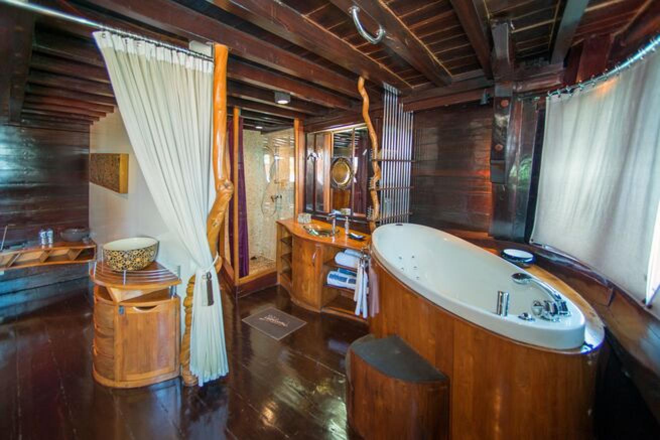 Dewi Nusantara liveaboard cabin