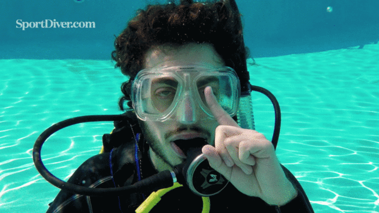 scuba hand signals foggy mask