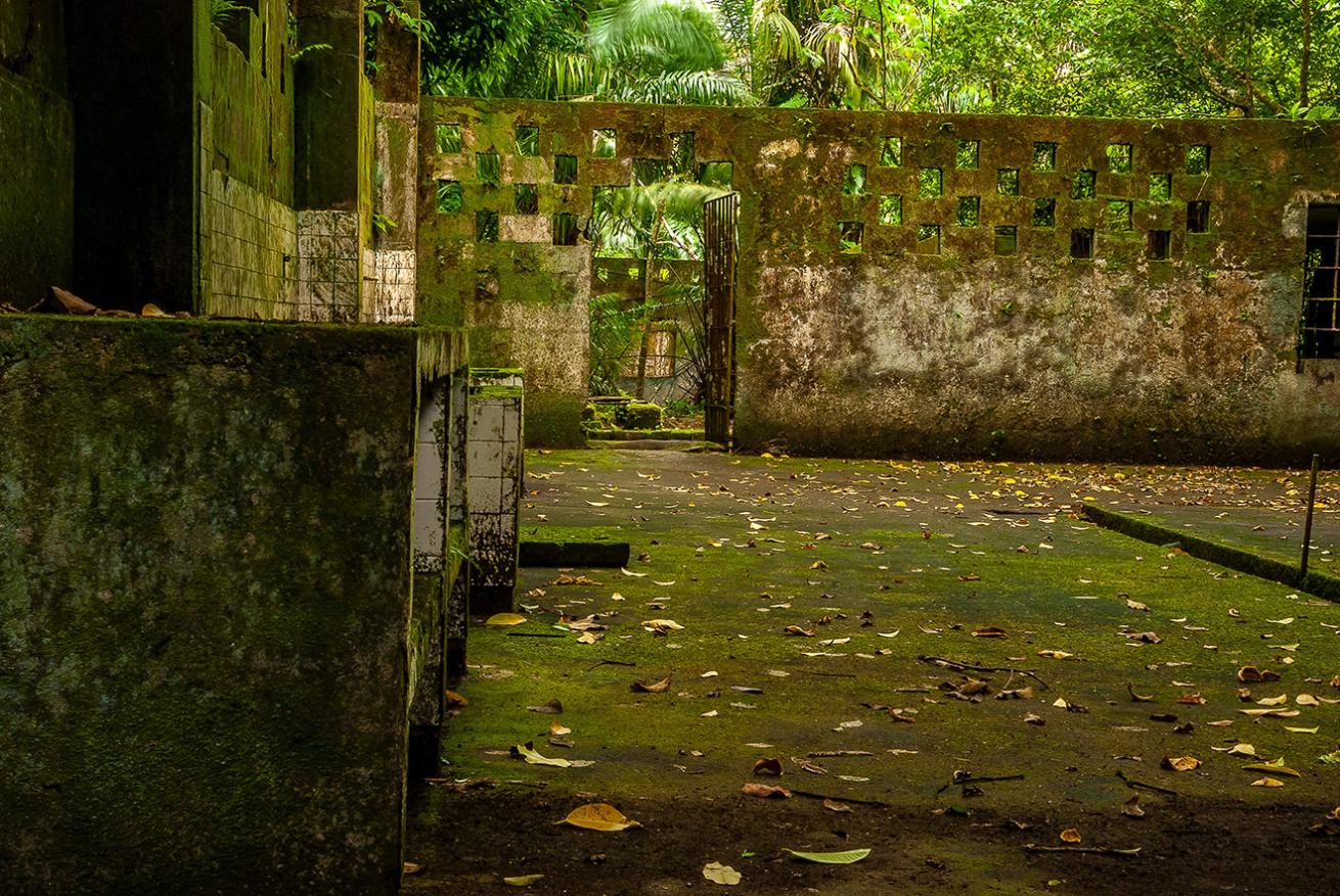 image of abandon prison at gorgona island