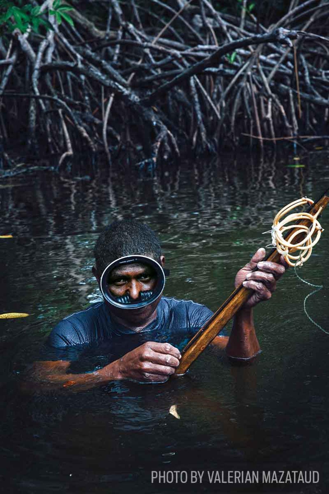 miskito honduras scuba diver
