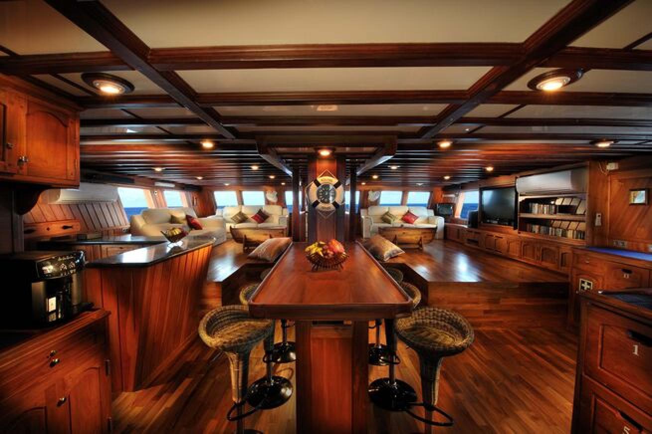 Palau Siren liveaboard amenities