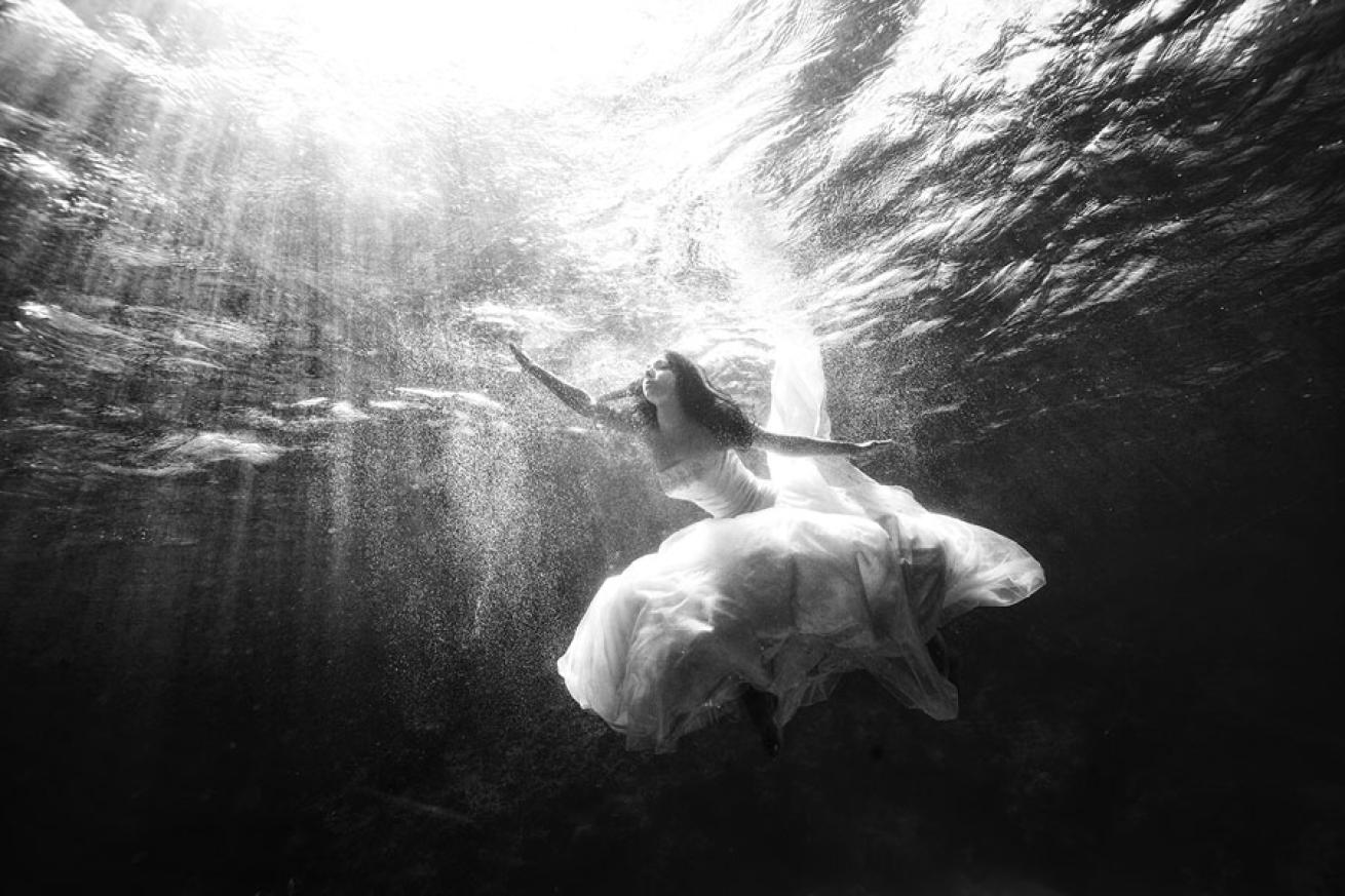 trash the dress underwater photos