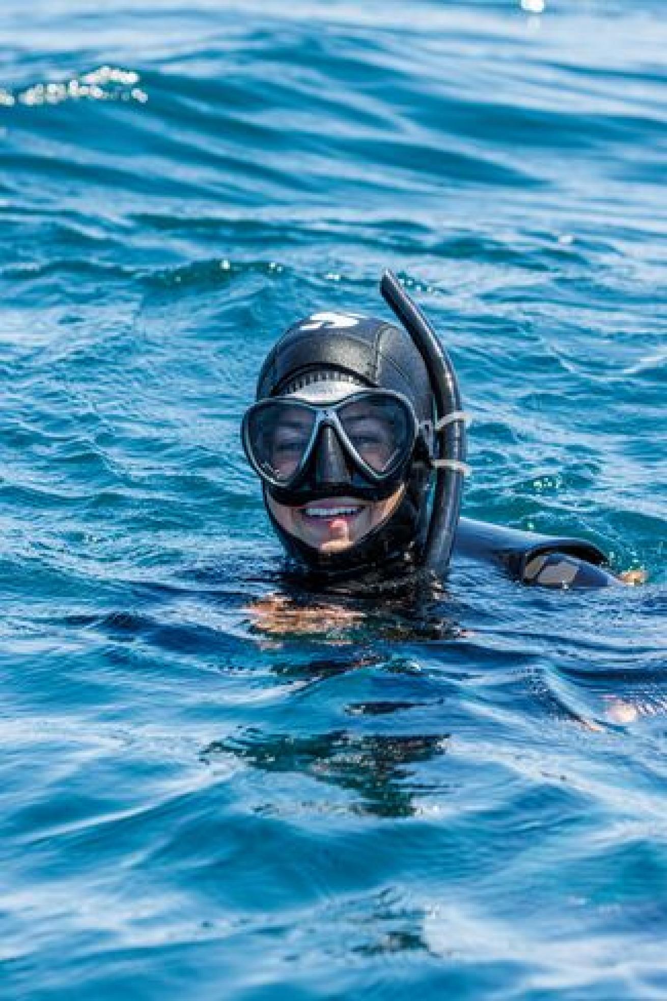 author Ariella Simke swims with the rays