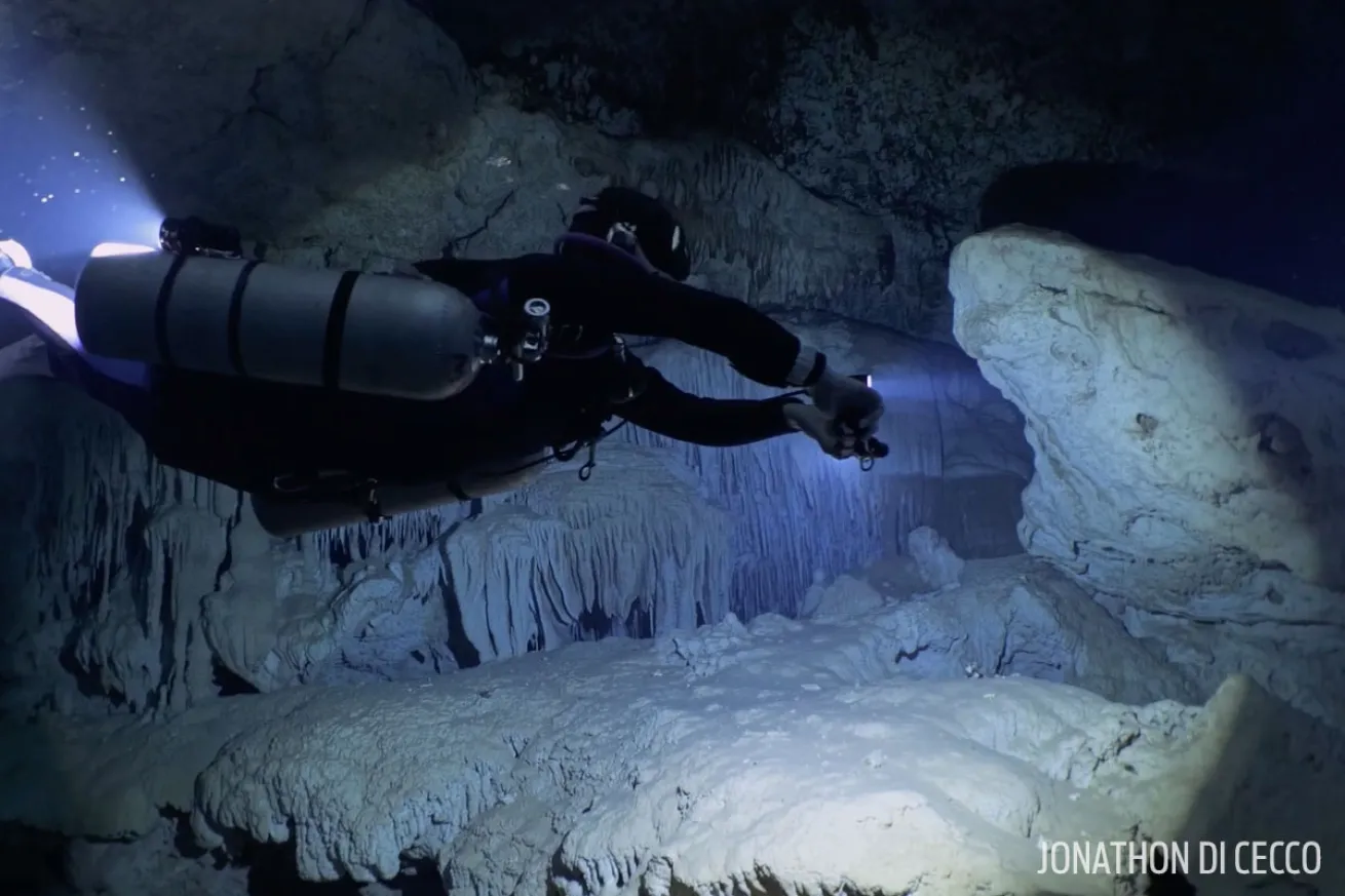 scuba diver cenote nariz mexico cave diving