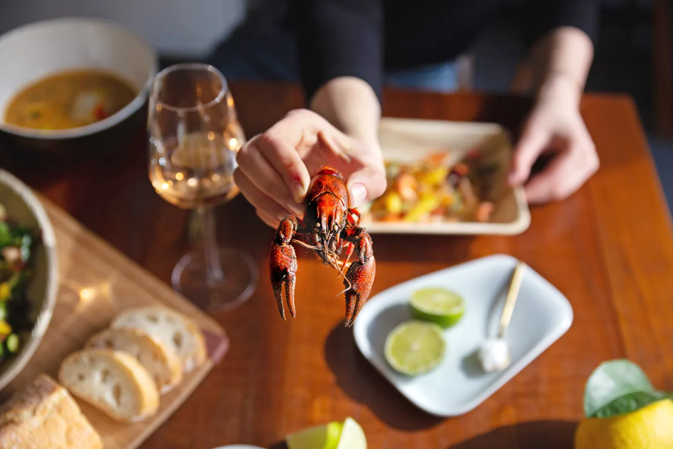 nuisance.tablecrab.scubadivingmag.june2022