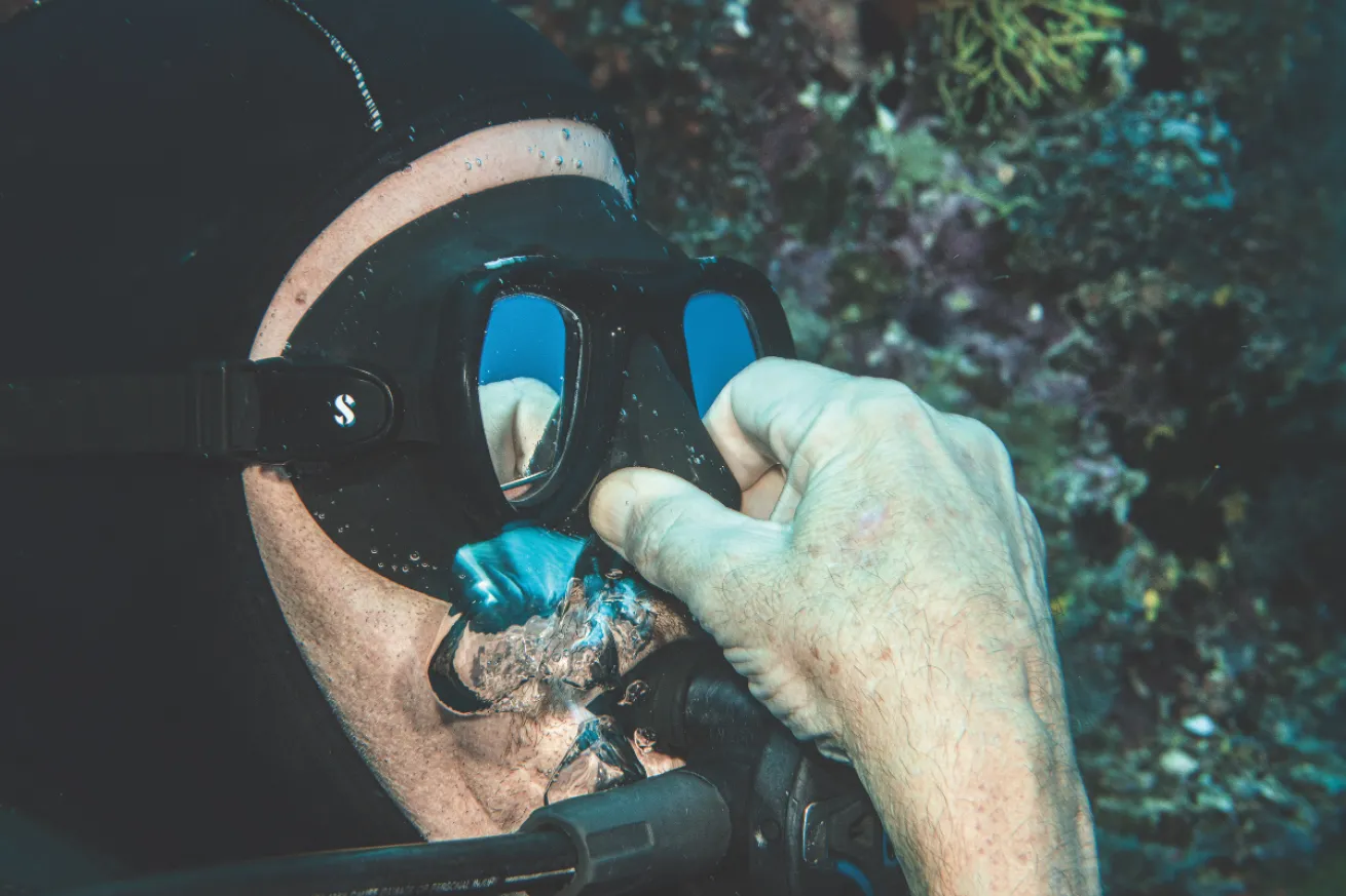 scuba diver pinching nose