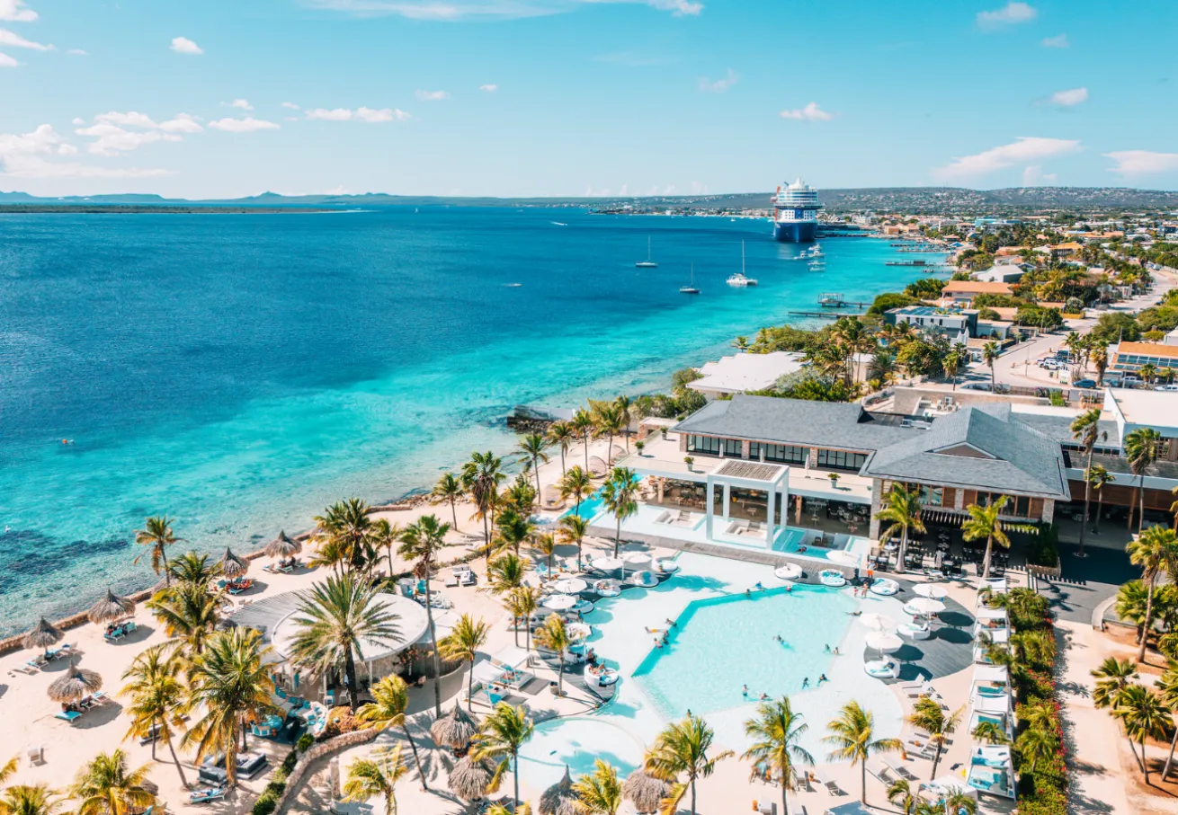 A resort with a pool and a body of water in Bonaire 