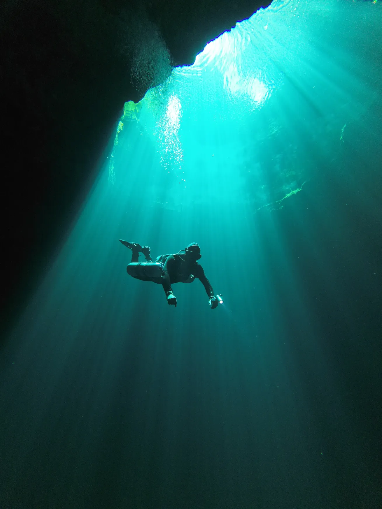 A diver descends into Maravilla.
