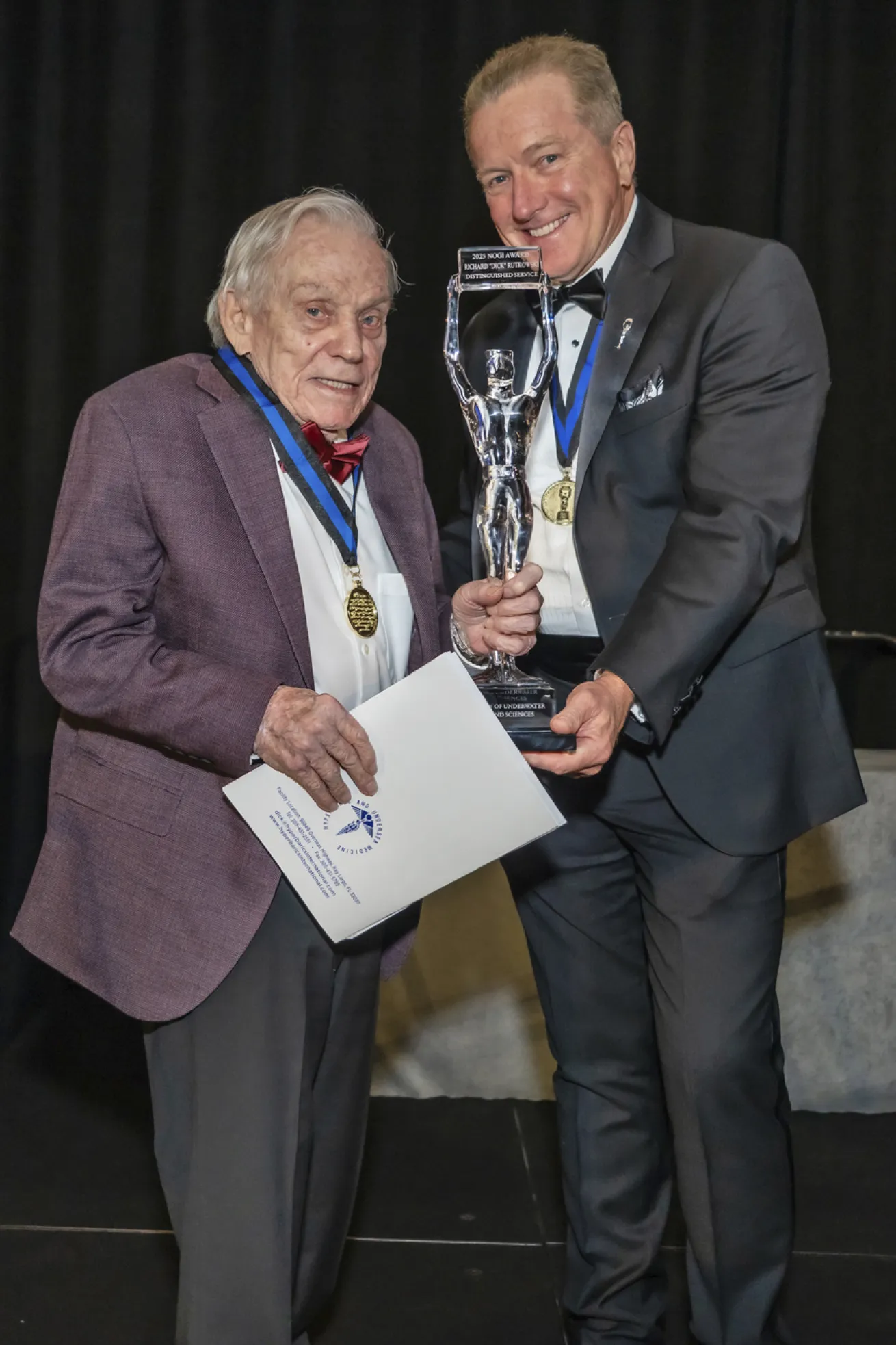 Drew Richardson presents Dick Rutkowski with his NOGI Award.