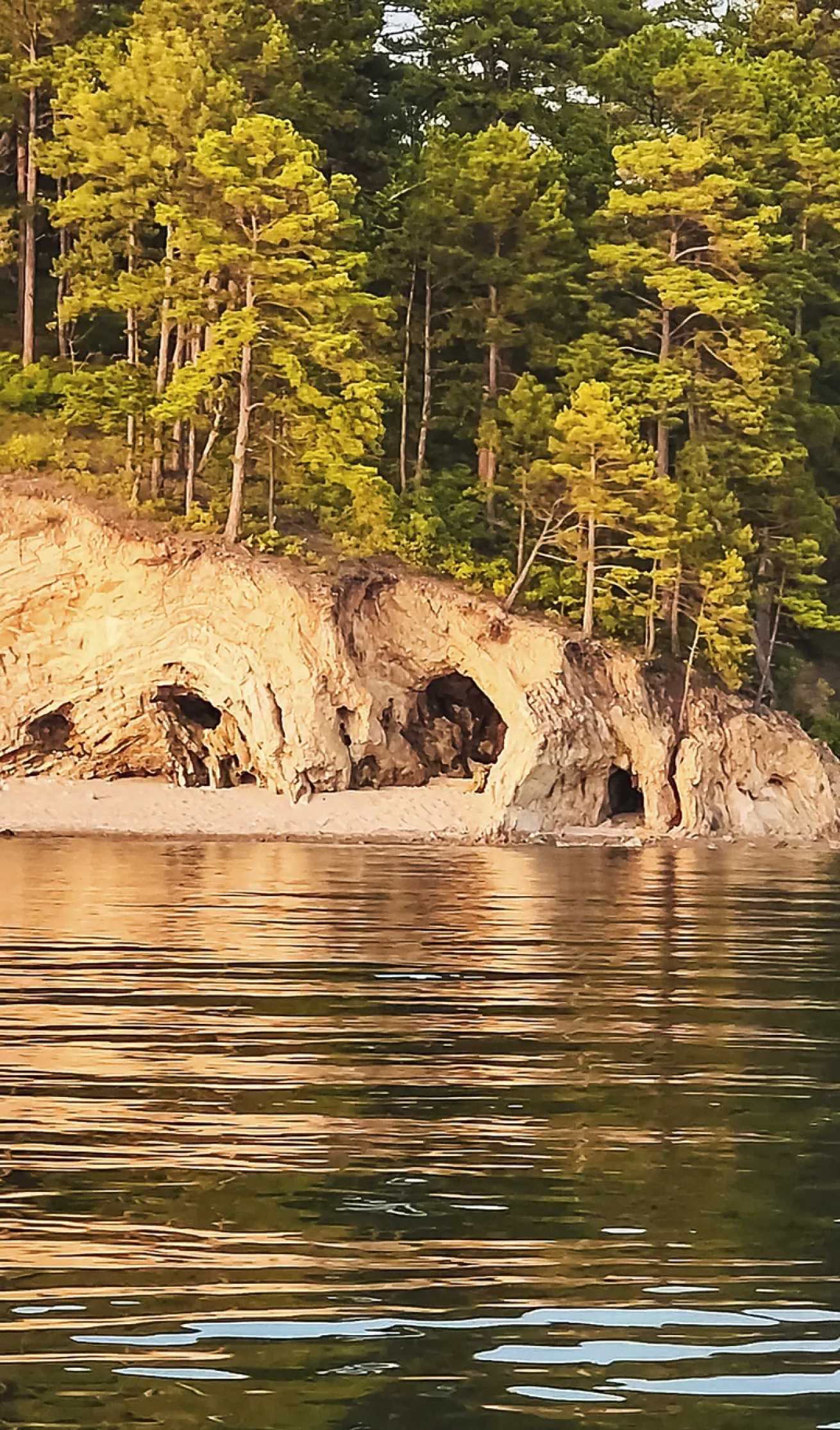 Lake Ouachita’s shores are dotted with myriad tiny caves.