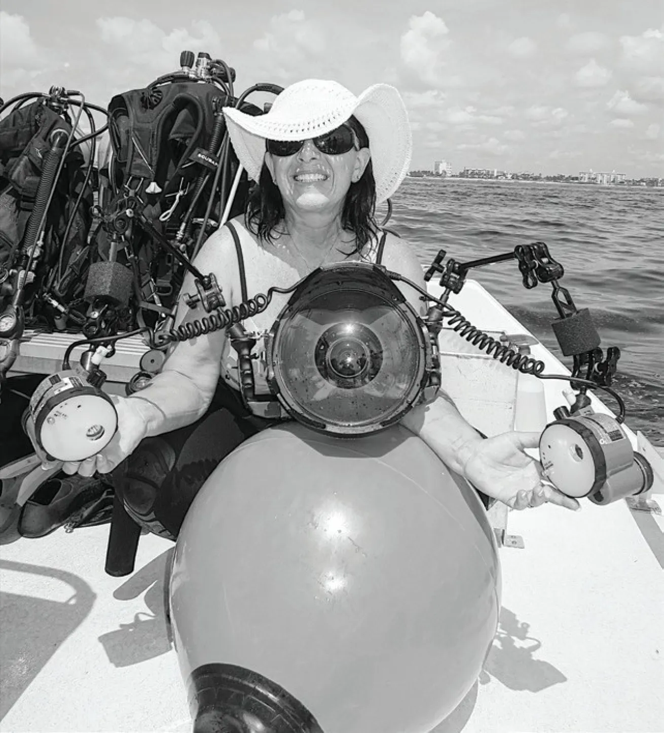 An award-winning photojournalist, author and April 2020 Sea Hero, Suzan is a pioneer in photographing the planktonic world of blackwater diving and has been recognized by the Ocean Artists Society.

