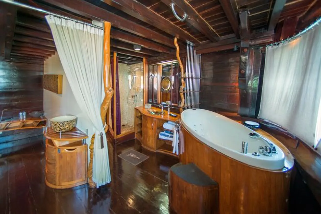 Dewi Nusantara liveaboard cabin