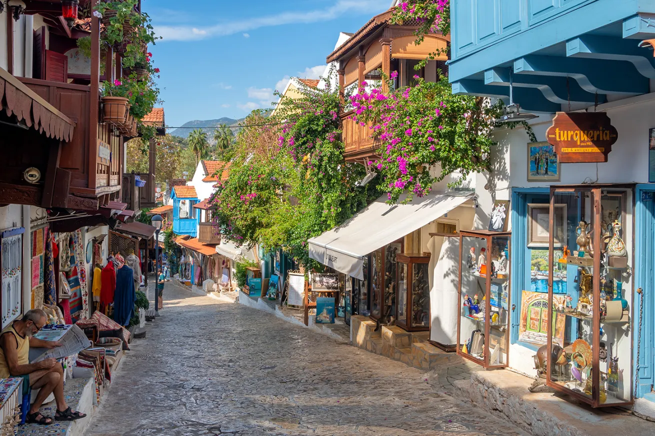 Grab a post-dive bite and people-watch at Kaş’s coastal shopping center.

